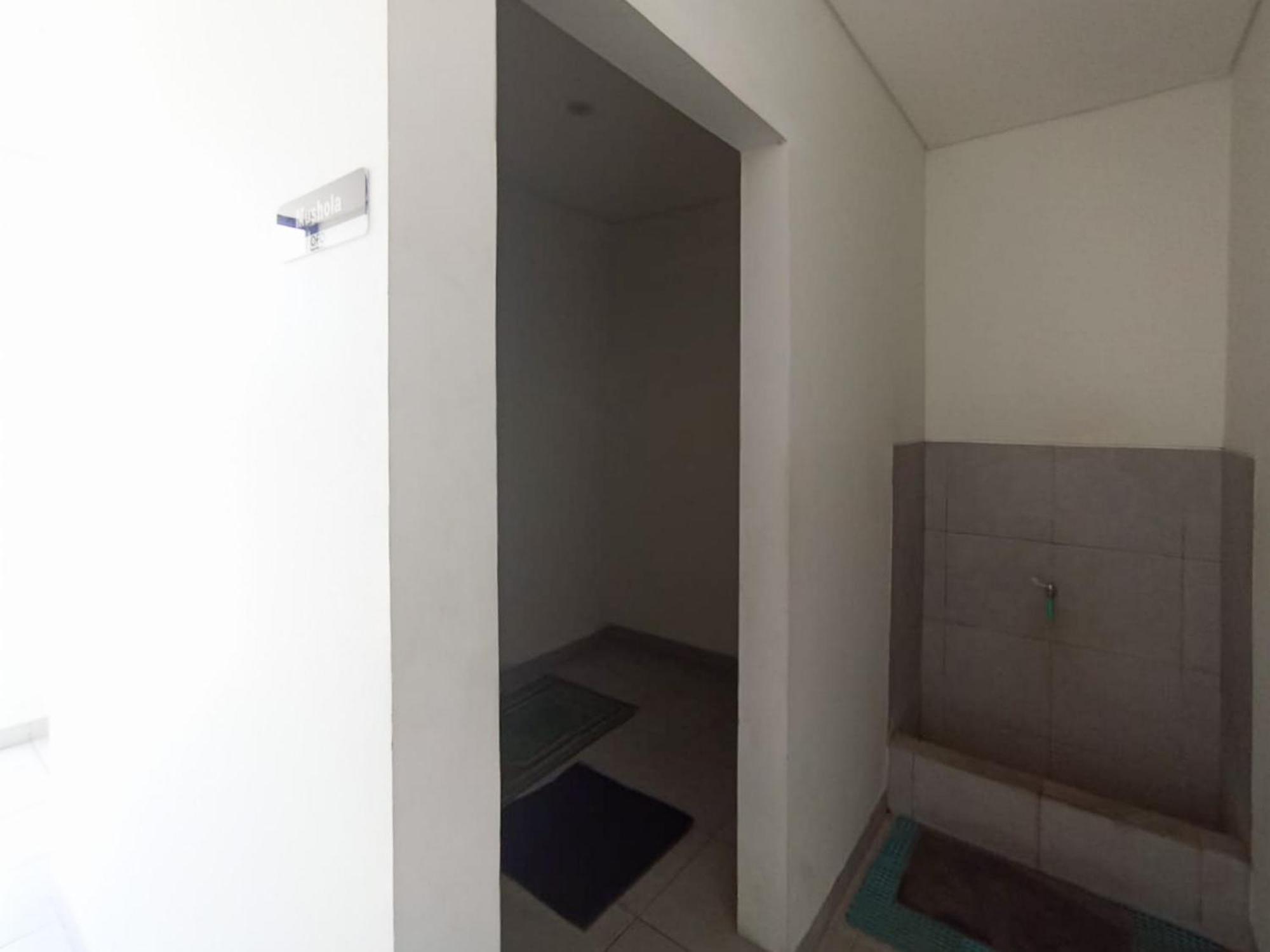 Ofo Kost Premium Kampung Inggris Pare Syariah Mitra Reddoorz Hotell Exteriör bild