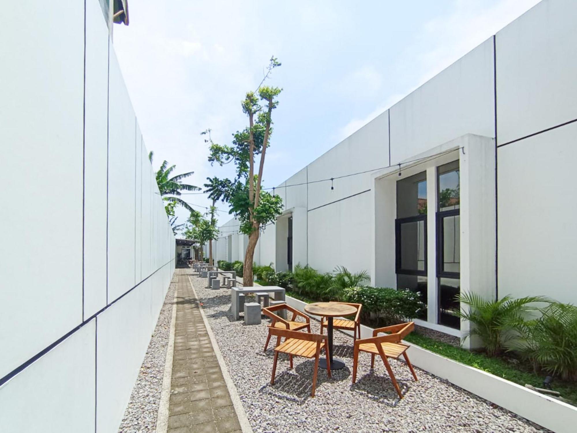 Ofo Kost Premium Kampung Inggris Pare Syariah Mitra Reddoorz Hotell Exteriör bild